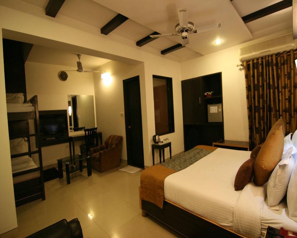 Hotel Sri Nanak Continental Delhi  Exterior foto