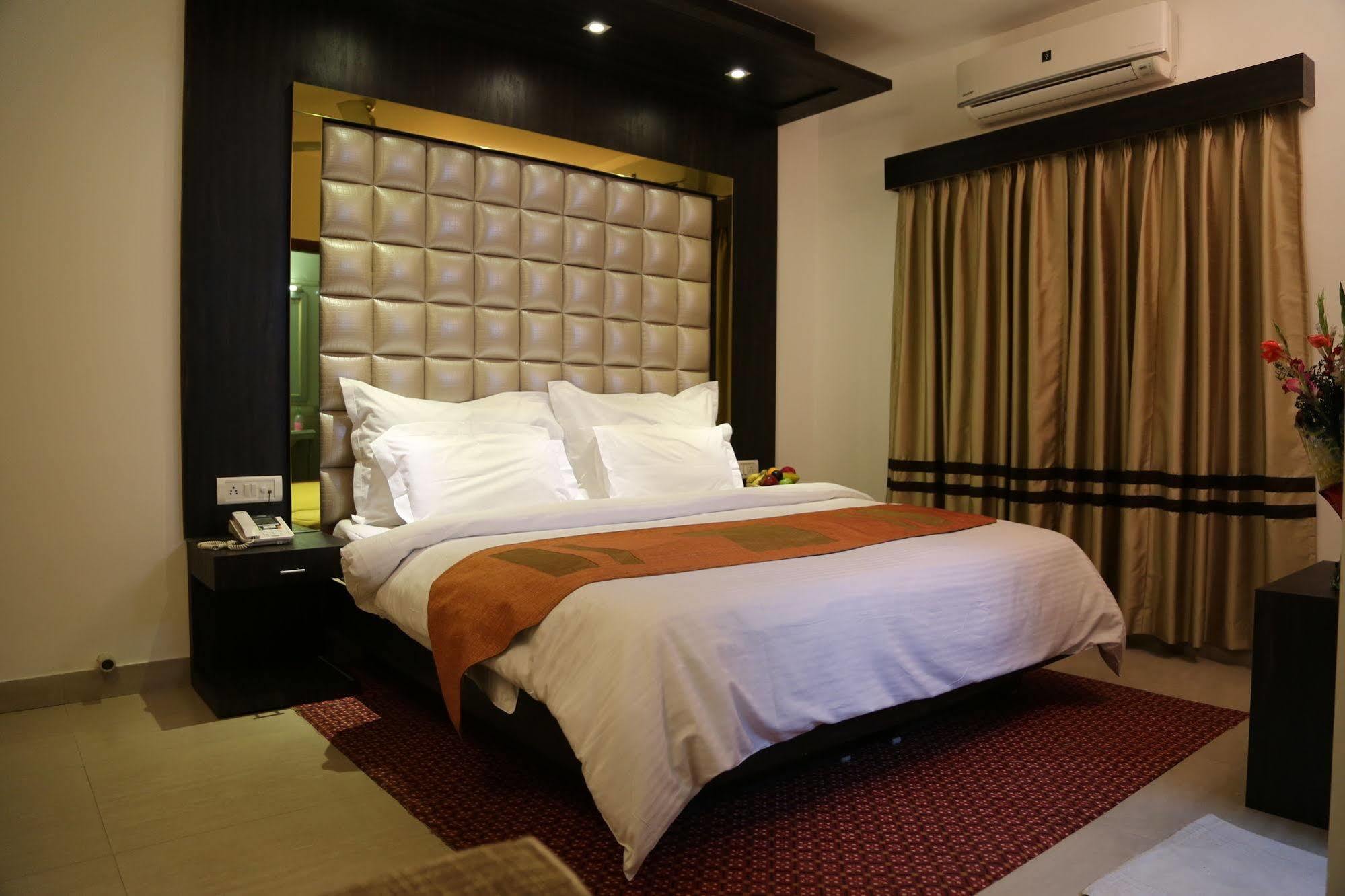 Hotel Sri Nanak Continental Delhi  Exterior foto